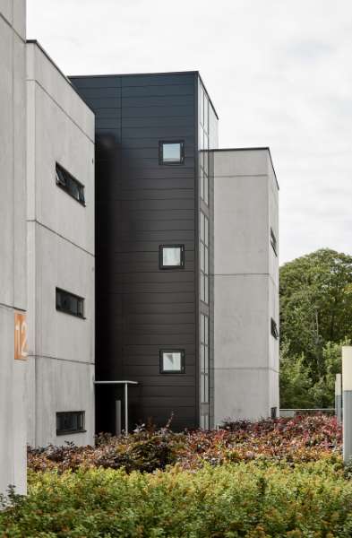 Concrete blocks of flats “glued together” with aluminium profiles, Svanelundsbakken 16-22, 9800 Hjørring